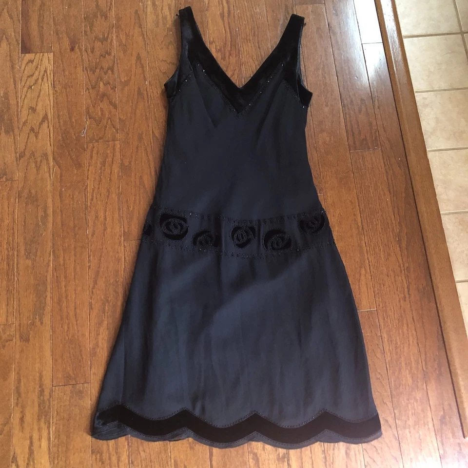 Vestido Negro Vintage Años 90 Talla 8 100% Seda Terciopelo Detalle Gótico Romántico Aleta Foto 2 de 4