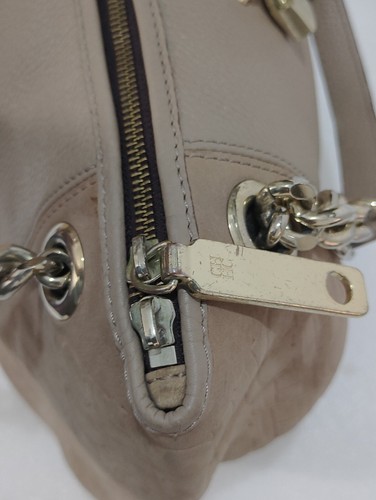 CH Carolina Herrera Hobo-Umhängetasche beige Monogramm geprägtes Leder Kette - Bild 16 von 24