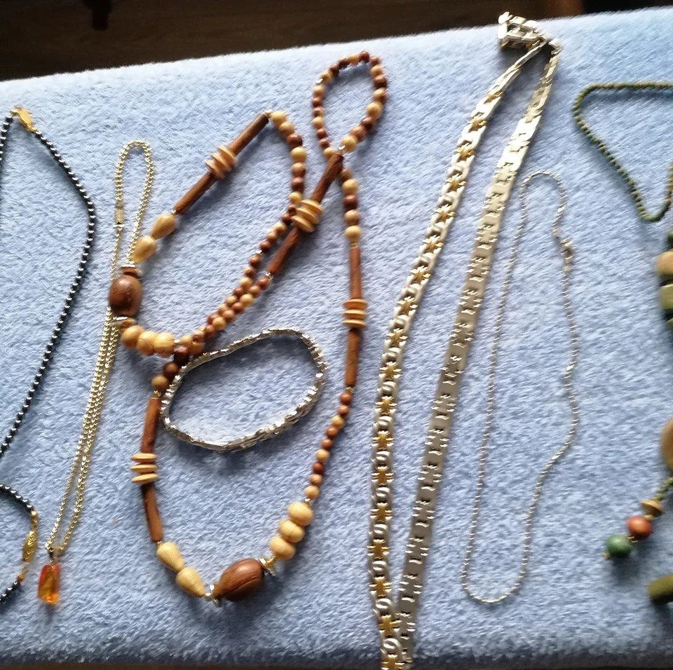 Konvolut Modeschmuck, Halsketten, Ohrringe, Broschen, Uhren ca. 35 Teile - Bild 3 von 4