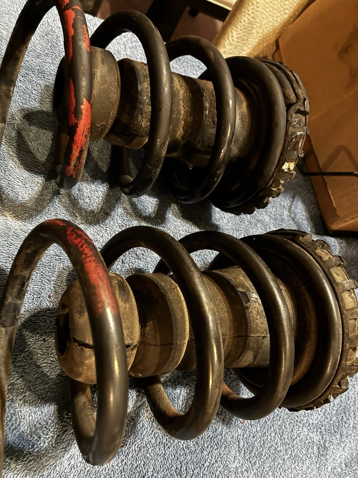 1989 Classic Saab 900 conjunto de mola helicoidal frontal conversível com montagem superior de borracha - Imagem 2 de 4