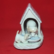 Estatuilla de porcelana de colección para perros y cachorros comiendo en casa de perros