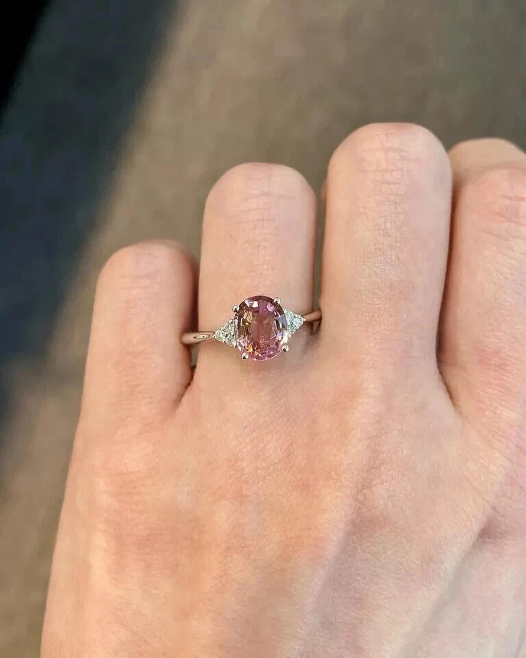 Alianza de oro blanco de 14 quilates con diamantes de turmalina rosa natural de 4,30 quilates de corte ovalado Foto 4 de 4