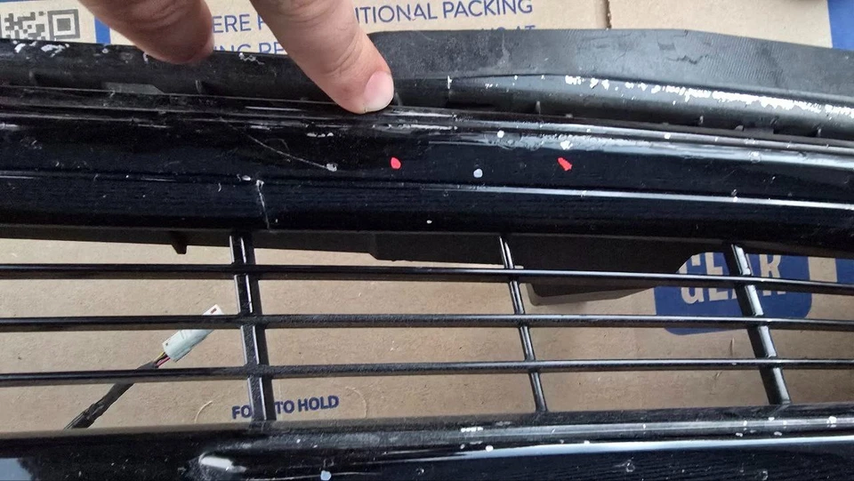 Решетка верхняя для Cadillac Escalade 2015–2020 годов от оригинального производителя с эмблемой и камерой ЧЕРНАЯ - Изображение 4 из 4