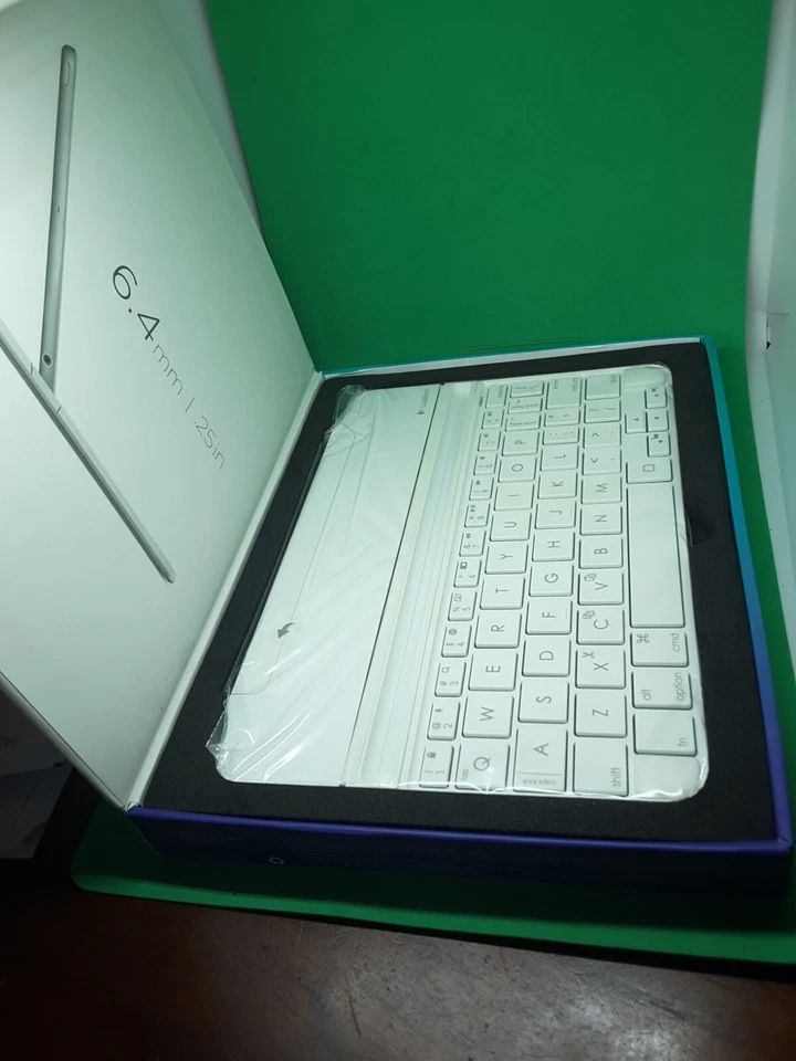 Logitech ultrathin keyboard cover for iPad Air/new/clip-on 920-006260x - Image 4 of 4