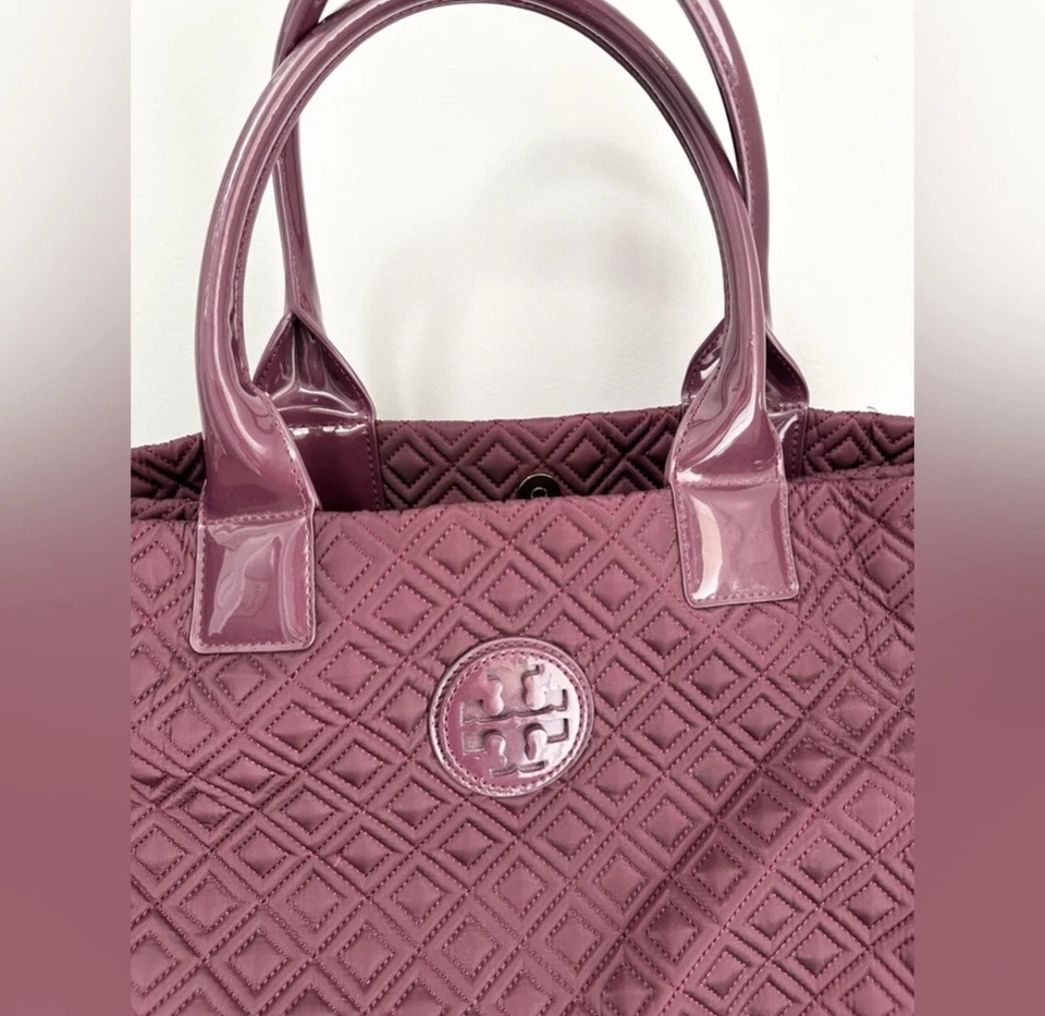 Bolso acolchado Tory Burch Marion en púrpura vino Foto 2 de 4