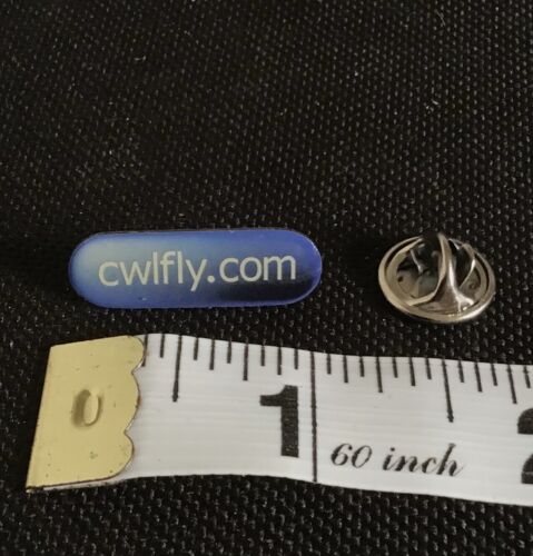 CWLFLY. COM Logo Vintage Pin Abzeichen - Bild 1 von 1