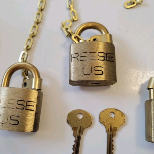 Set Of 4 Vintage REESE U.S. Military Brass Padlocks W/Chains & All Same Key - Picture 3 of 3