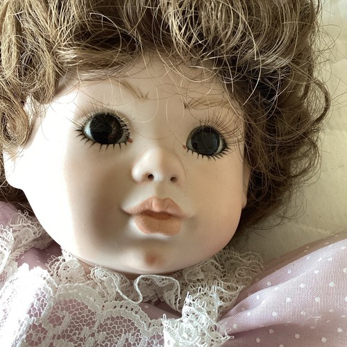 Seltene Elke Hutchens 1987 komplett Porzellan Puppe. Lavendel Spitzenkleid und Korb. - Bild 2 von 12