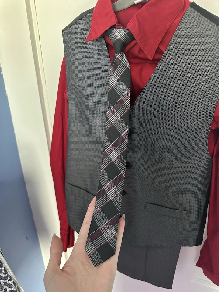 Conjunto de traje formal de 4 piezas Van Heusen para niños, chaleco, pantalones, camisa de vestir con cuello talla 10 Foto 2 de 4