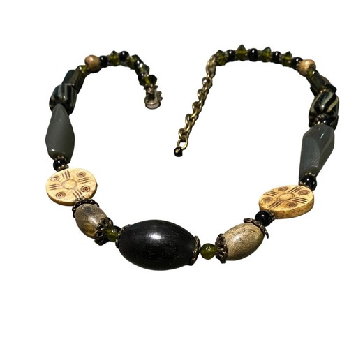 Collana corta con bellissime perle in legno - Foto 2 di 4