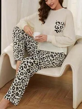 Women's Long Sleeve Pajama Set With Leopard Print Drawstring Pants And Chest Poc
