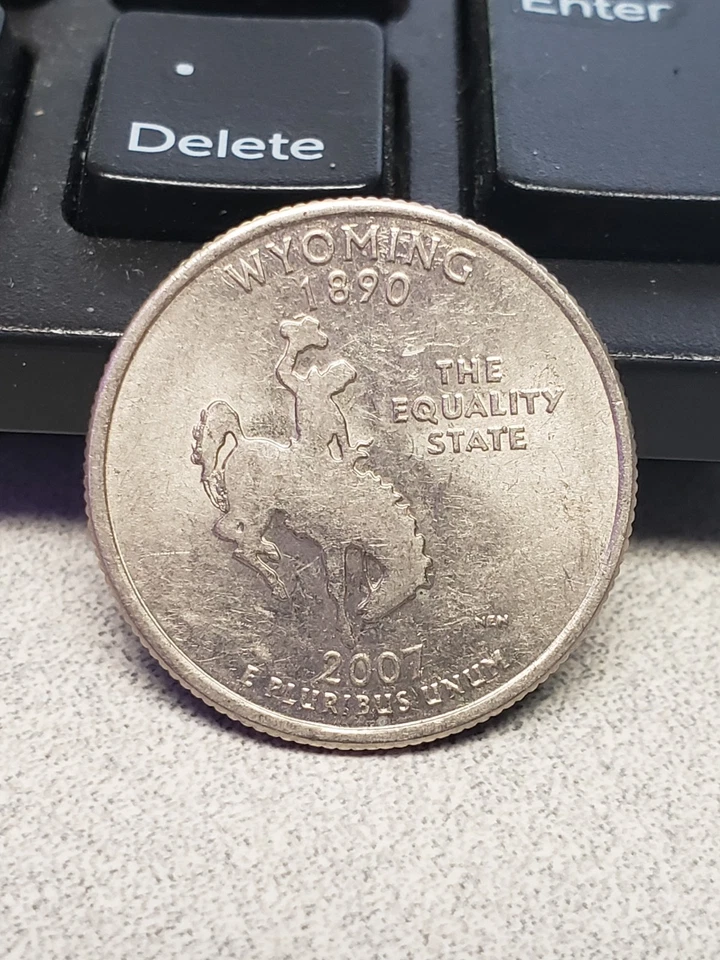 2007 P Wyoming State Quarter Unusual mint error Pooping Horse  2 Die Chips - Image 2 of 3