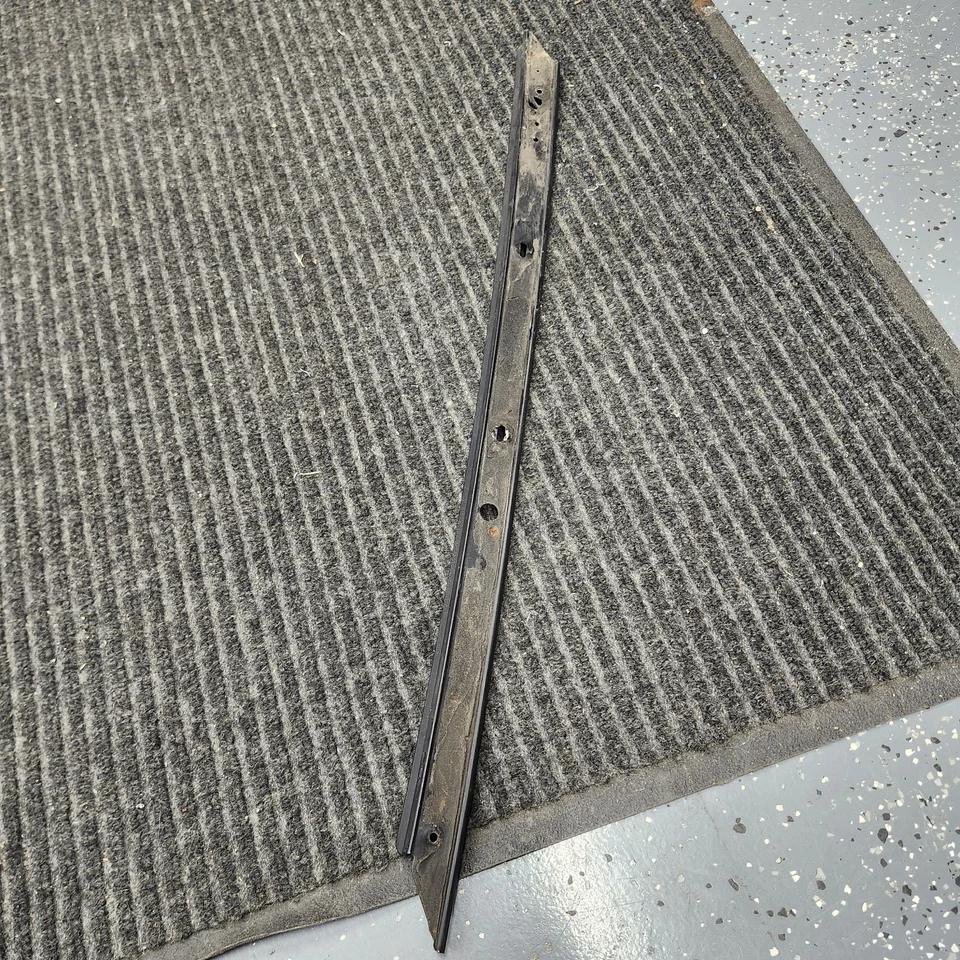 Puerta delantera retenedor ventana parabrisas moldura izquierda exterior lado del conductor 84-96 Foto 2 de 4