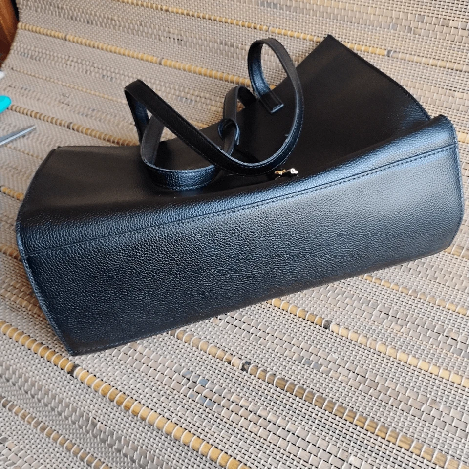 Bolso de Mano Marc Jacobs de Cuero Negro Usado en Excelente Condición Foto 4 de 4