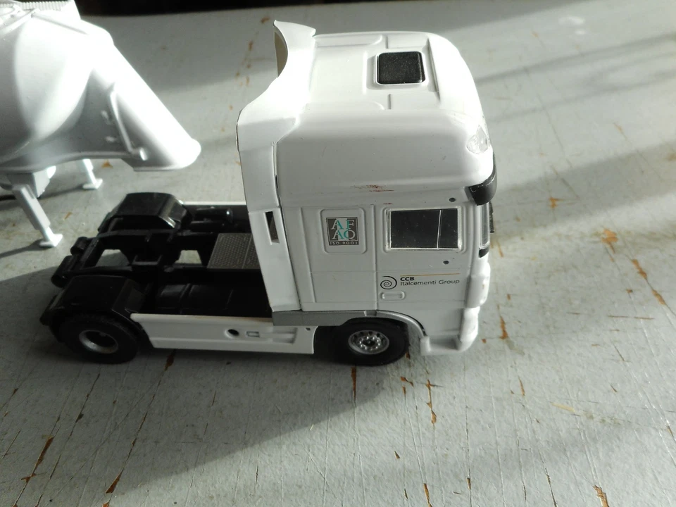 Camion Daf XF 1/50 sans boite en tres bon etat petite pièces casser . - Photo 2/4