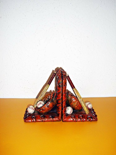 RED BROWN 5-INCH RESIN BASEBALL GLOVE BOOKENDS W/ BATS, SHOES, BALLS & BLANKETS - Picture 3 of 8