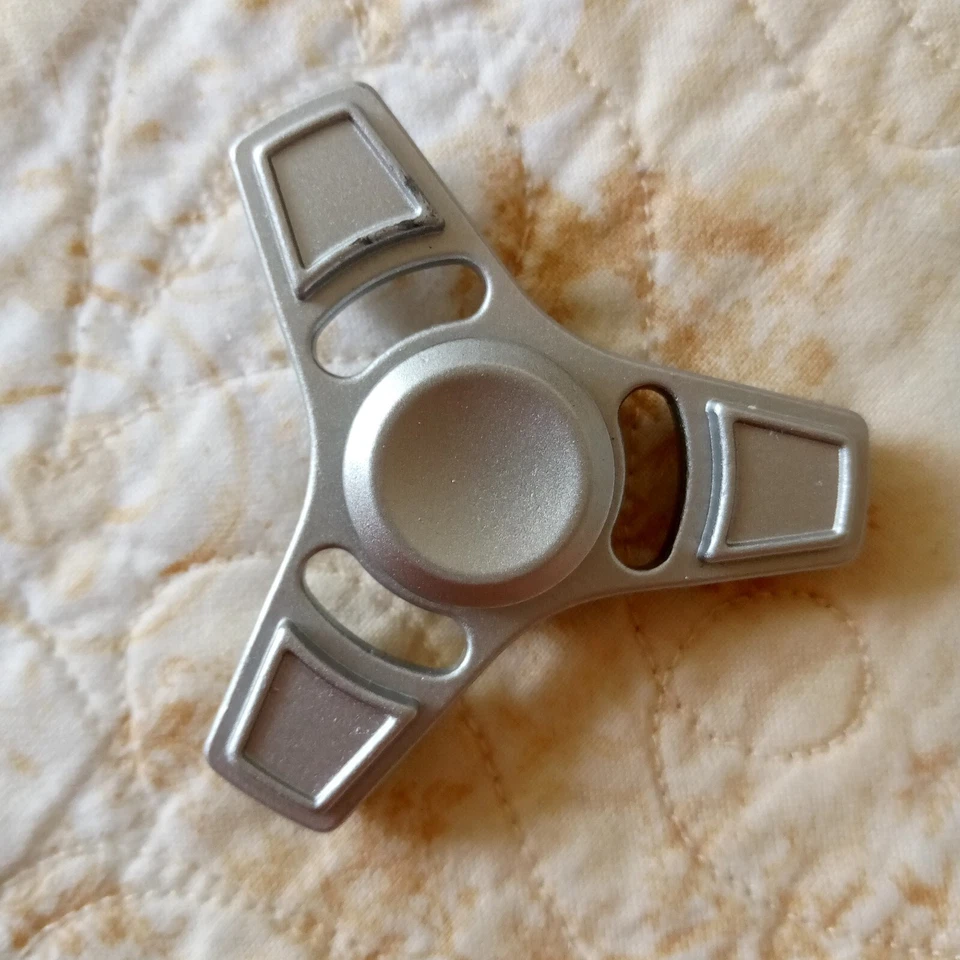 Fidget Spinner de Metal, Usado, Pesado, Gira Bonito, Viene con Estuche de Metal, Sin Marca Foto 3 de 4