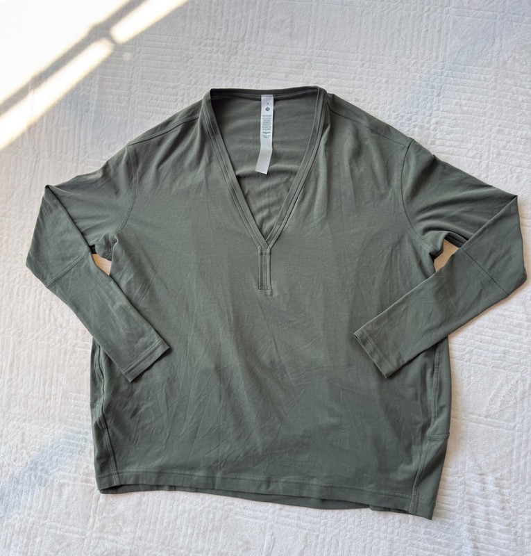 Lululemon Women's 6 Green V-Neck Long Sleeve 100% Pima Cotton Jersey Top