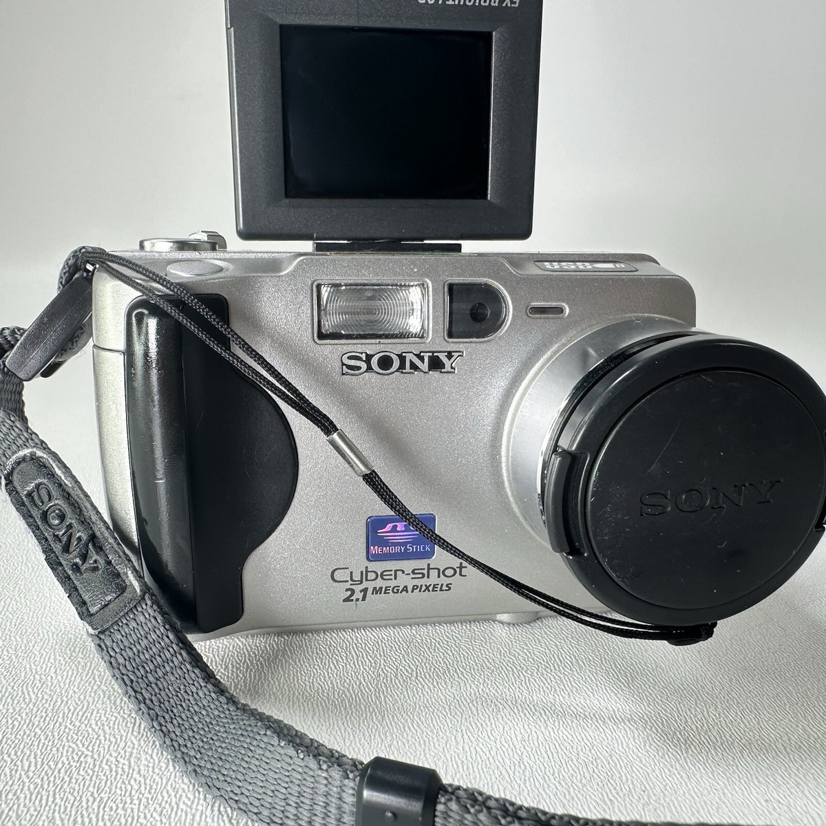 Sony Cyber-Shot 2.1 Mega Pixel Digital Camera DSC-S50 no Battery