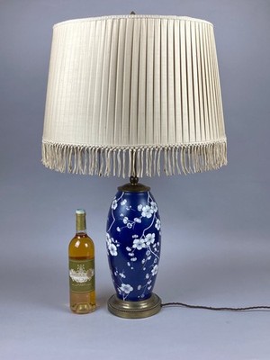 RIESIGE VINTAGE BLAU & WEISSE PRUNUSBLÜTE KERAMIK CHINESISCHER STIL TISCHLAMPE LEUCHTE