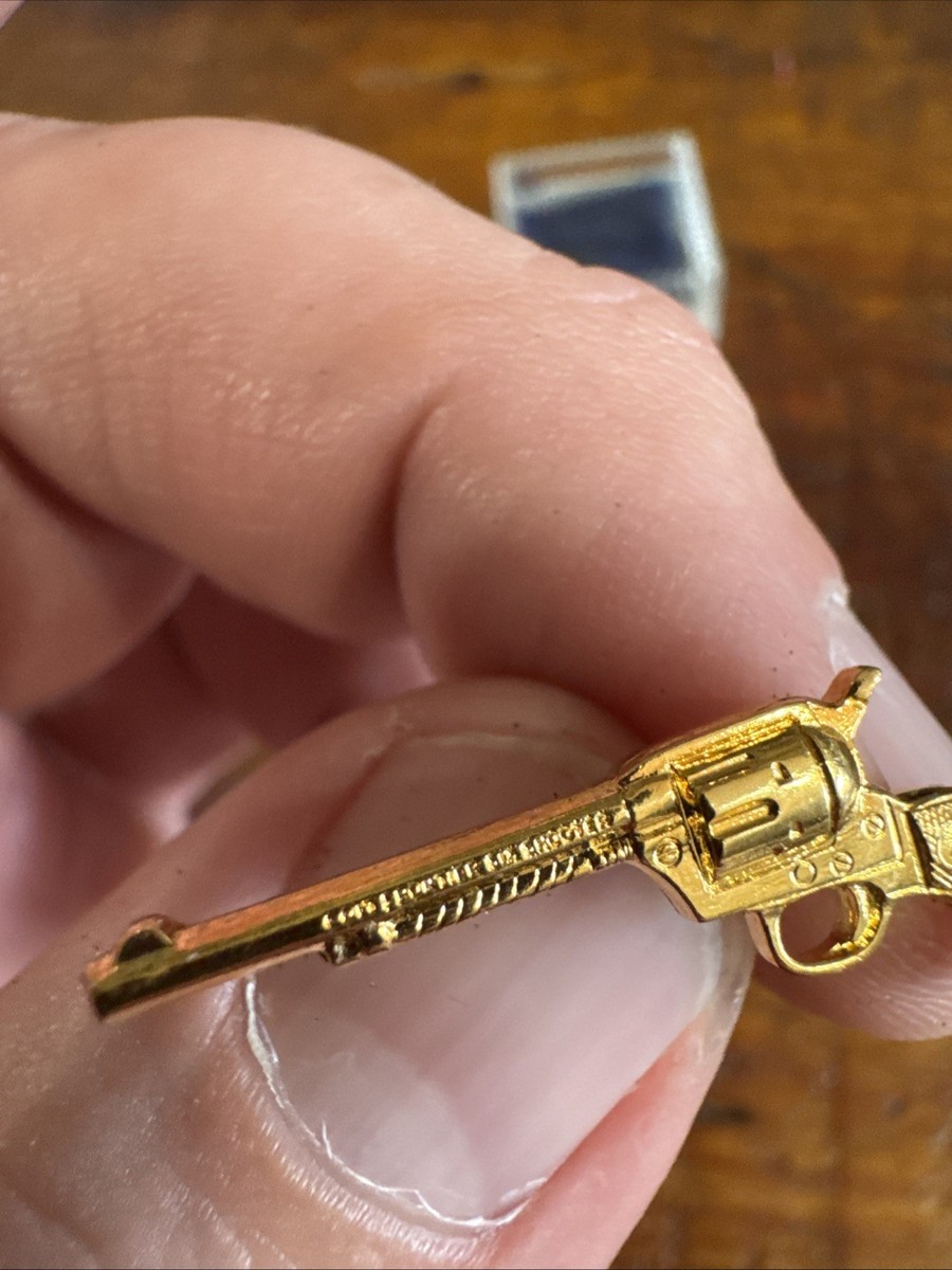 Vtg COLT SINGLE ACTION ARMY .45 Revolver Tie-Tack w/ Box. Gold Color View 4