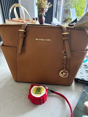 Michael Kors Jet Set Tote Medium Brown Leather Zip Top Gold Hardware Pockets