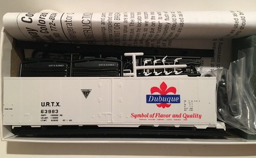 HO Intermountain Dubuque R-40-23 Kit de refrigerador de búnker de hielo con lados de acero URTX #63993 | Zustand: New