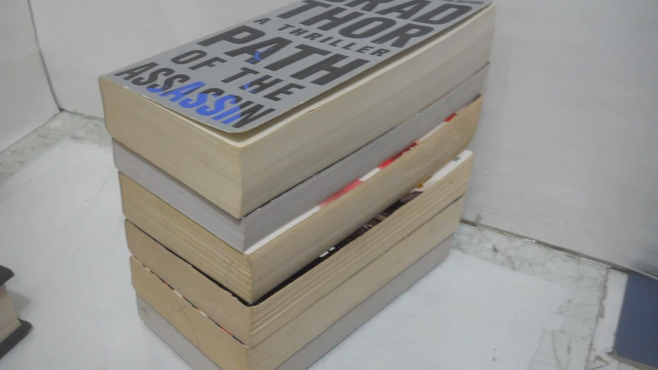 Lot of 6 Novels ~ Brad Thors & Others Action Thrill ( Tall Rack ) ~ Ships Boxed Foto 2 de 4