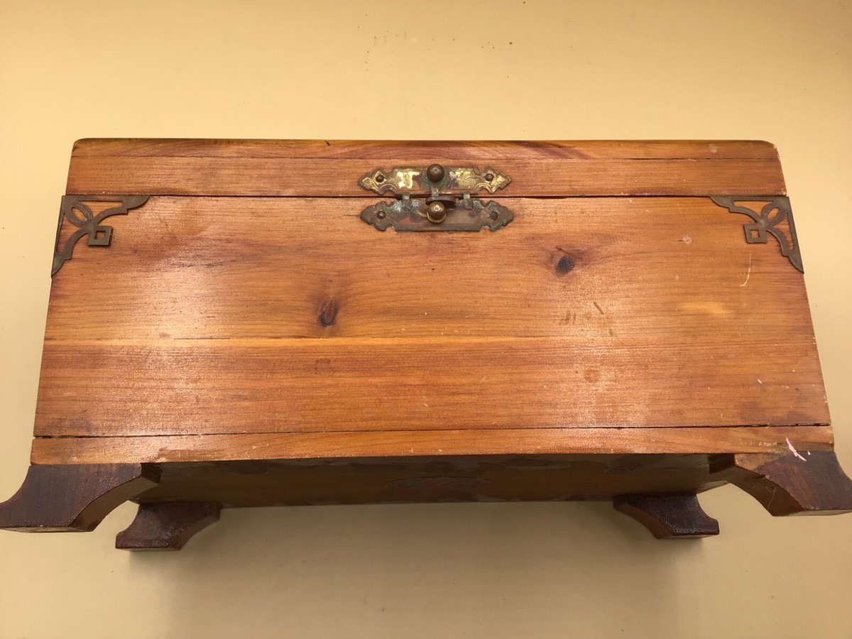 最終値下げ！Real Antique small chert 1920s RED SEAL CEDAR CHEST Orig label H E Furntiture Co Milverton