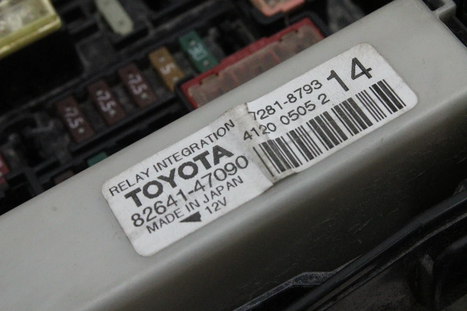 Toyota Prius 2014 caja de conexiones de fusibles de motor OEM 12 13 14 15 Foto 2 de 4
