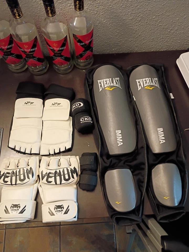 MMA Training Gear. Everlast Leg Guards, Venum Gloves And Foot Pads with casing  - Image 2 of 4