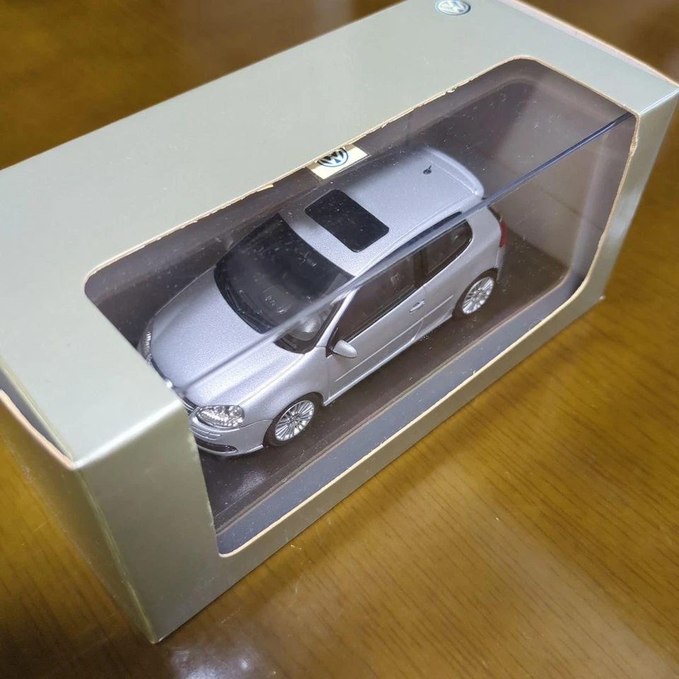 Expositor colección coche modelo plata Volkswagen Golf Minichamps 1/43 Foto 2 de 4