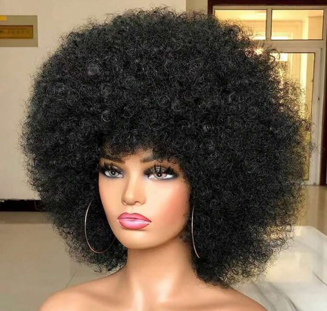 Perruque Afro Bouclée Courte Noire avec Frange 30cm et 4 Bonnets de Protection inclus