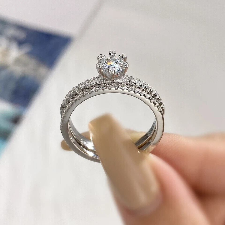 Conjunto de anillo de compromiso nupcial de moissanita de corte redondo enchapado en oro blanco de 14 k de 3,20 TCW Foto 3 de 4