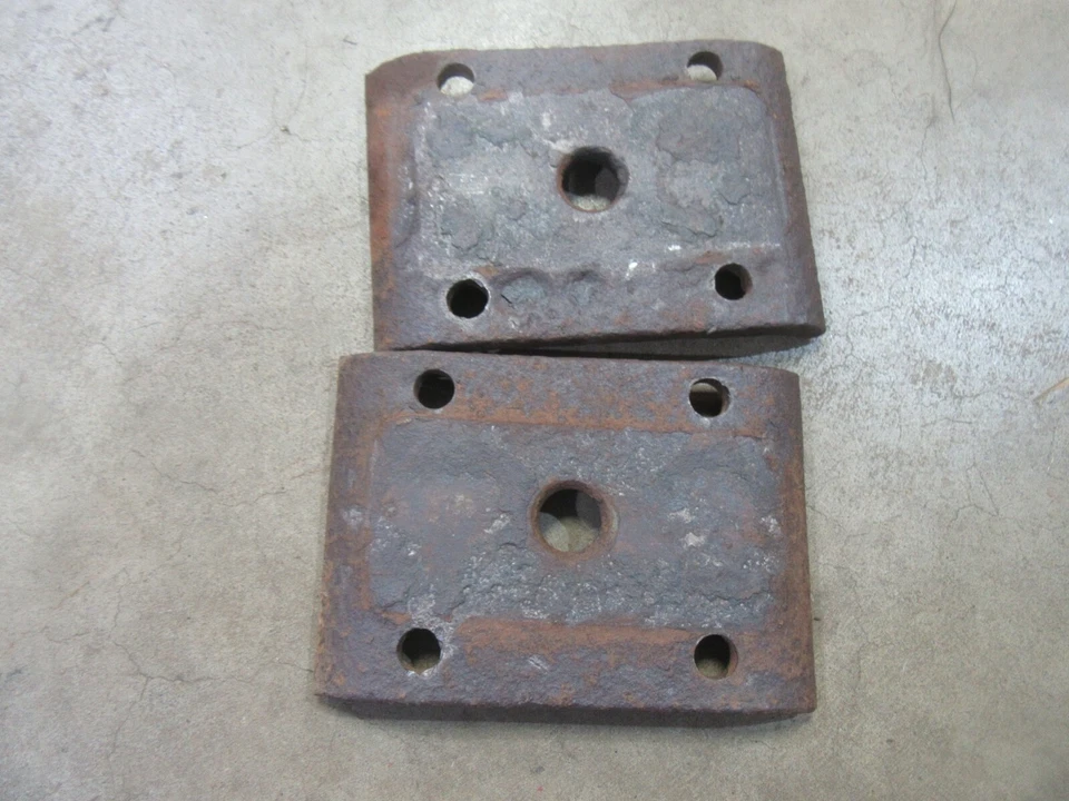 Oldsmobile 88 98 1956 parte trasera hoja resorte grillete inferior placa de montaje soportes Foto 2 de 2