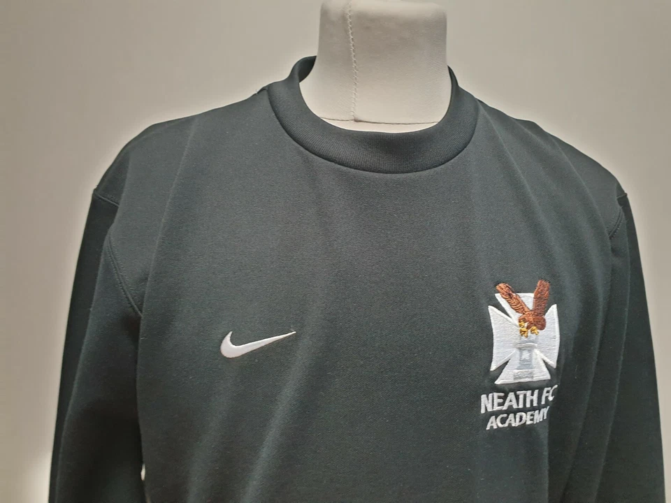 S711 BOYS NIKE NEATH FC BLACK L/SLEEVE CREW NECK CASUAL JUMPER 13-15 YEARS - Image 2 of 4