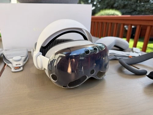 Apple Vision Pro 512GB with Light Seal 21W and Solo Knit Band M and S