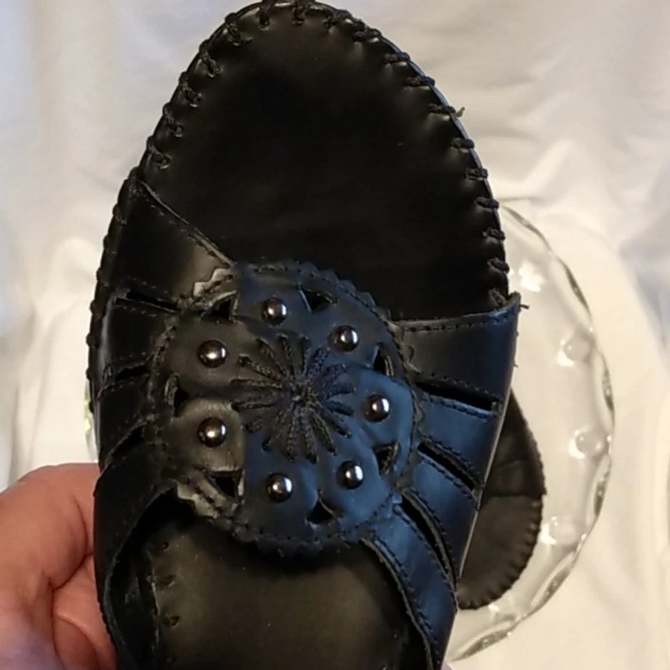 White Mountain Black Leather Floral Embellished Short Heel Sandals Size 7 - Image 3 of 4