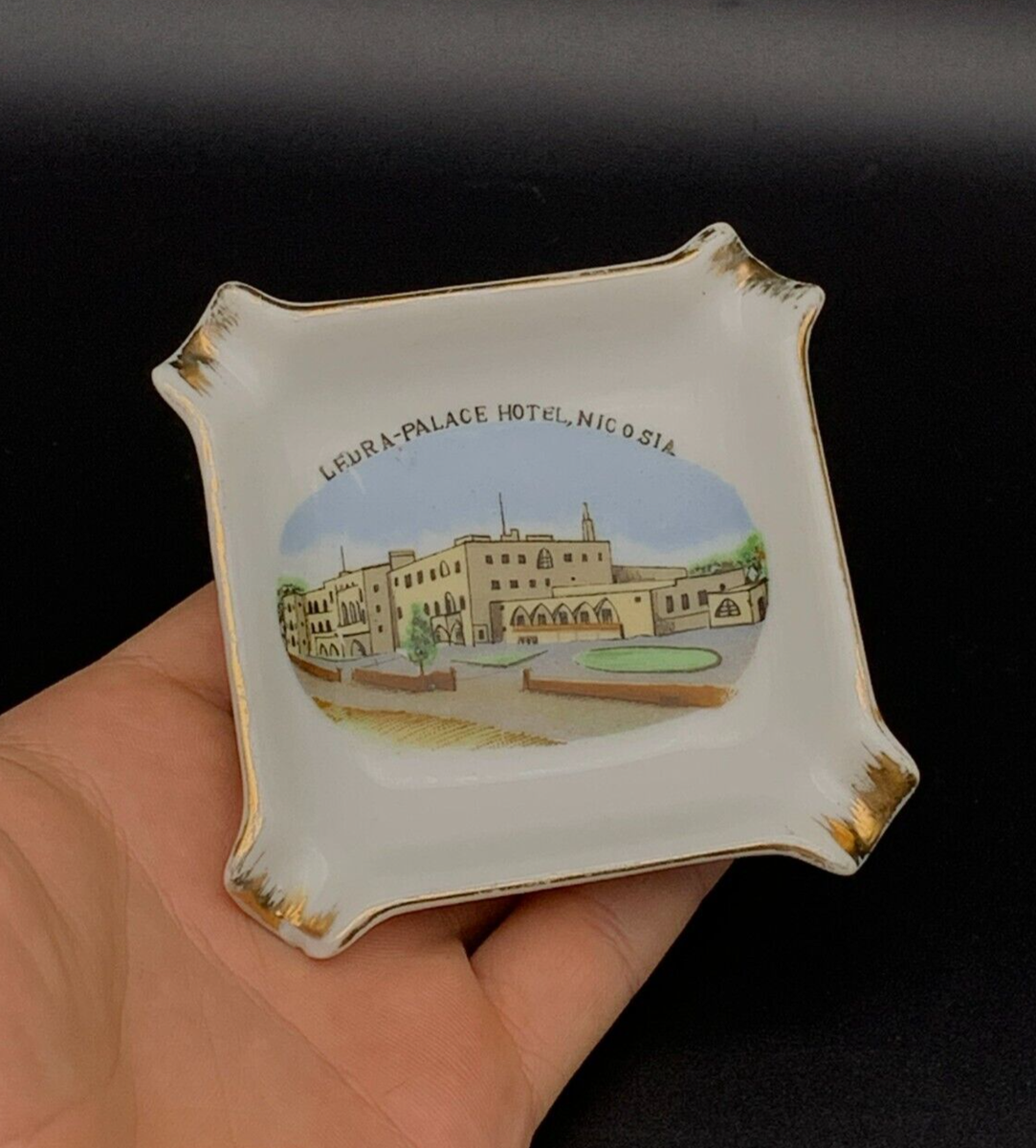 PALACE SAVES CERAMIC ASHTRAY パレス 灰皿 Palace Tri-Ferg Ashtray