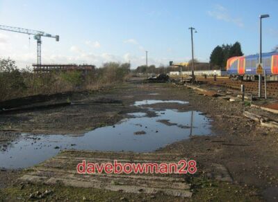 FOTO WESTLICH VON BASINGSTOKE STATION FAST DIE GLEICHE SZENE WIE EIN FOTO, DAS ICH 10 MONATE GEMACHT HABE