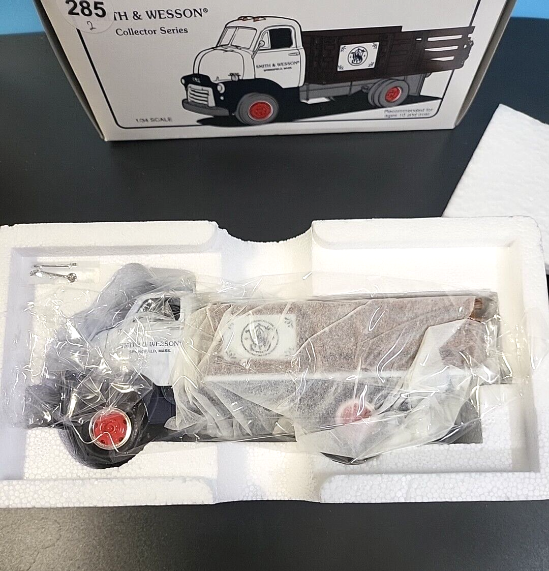 Smith & Wesson Collector Series 1952 GMC Full Rack Stake Truck