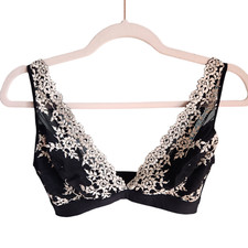 Wacoal Bra 32 32C Women's Embrace Lace Wire Free Bra Back Close