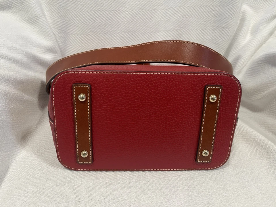 Bolso con cordón de cuero guijarro Dooney & Bourke, rojo, nuevo sin etiquetas, ¡haz una oferta! Foto 4 de 4
