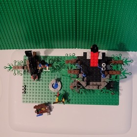 LEGO Hemlock Stronghold 6046 w cas285 + 3 Minifigs Incomplete see Pics & Desc