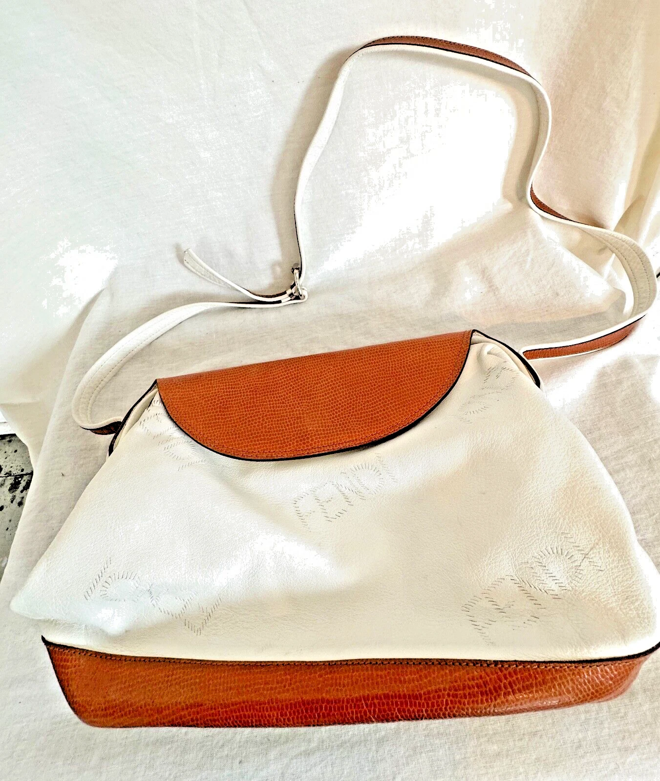 Borsa a secchiello FENDI originale vintage borsa a tracolla bianca marrone chiaro logo in rilievo pelle di vitello