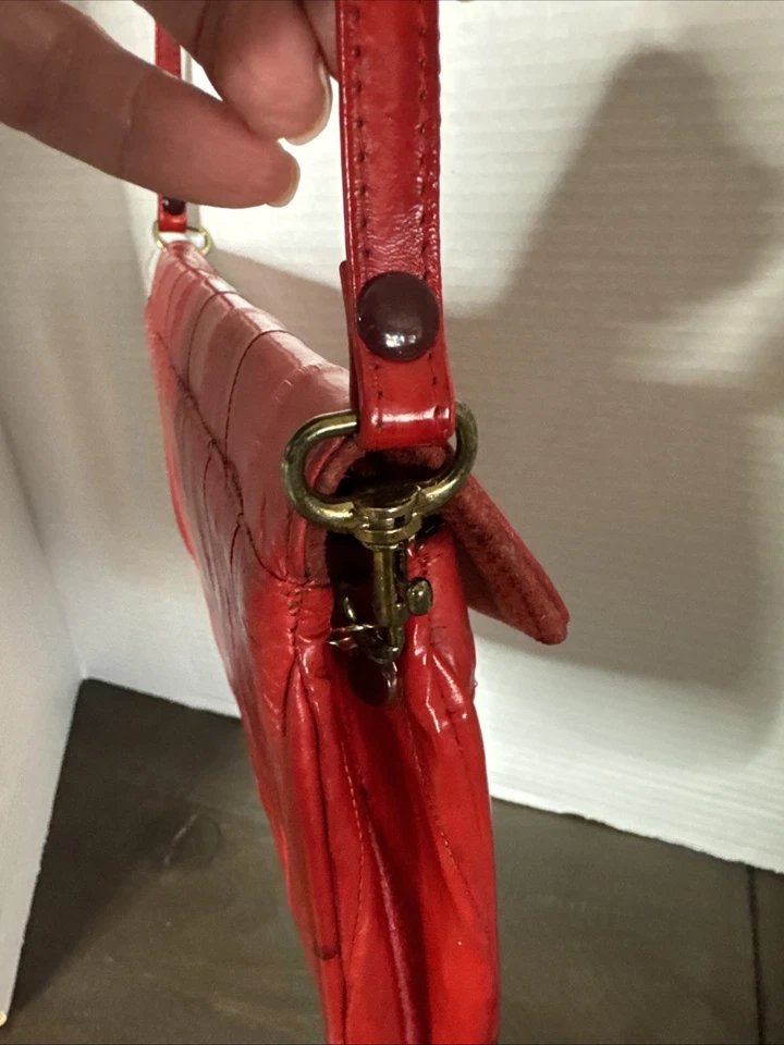 Bolso sin asas de piel de anguila años 70-80 bandolera roja vintage Corea Foto 4 de 4