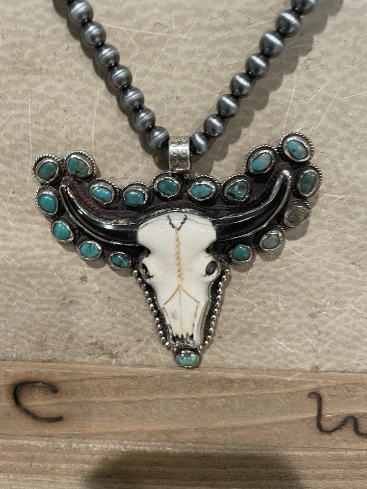 Colgante Calavera Longhorn Grande Tallada en Plata Tibetana con Turquesa Foto 2 de 4