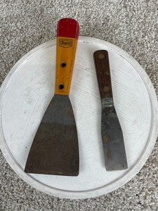 Lot of 2 Vintage Red Devil P1-1 1/4F Heavy Duty Putty Knife Paint Scrapers USA
