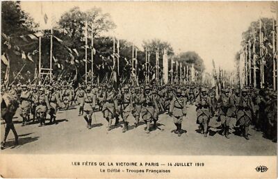 CPA Militaire, Le Defile - Troupes Francaises (278449)