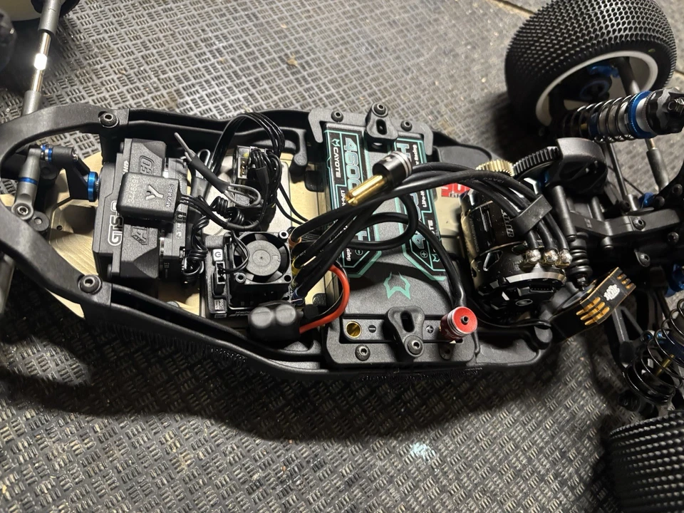 Team Associated RC10B7 RTR 17.5 buggy  - Image 4 of 4